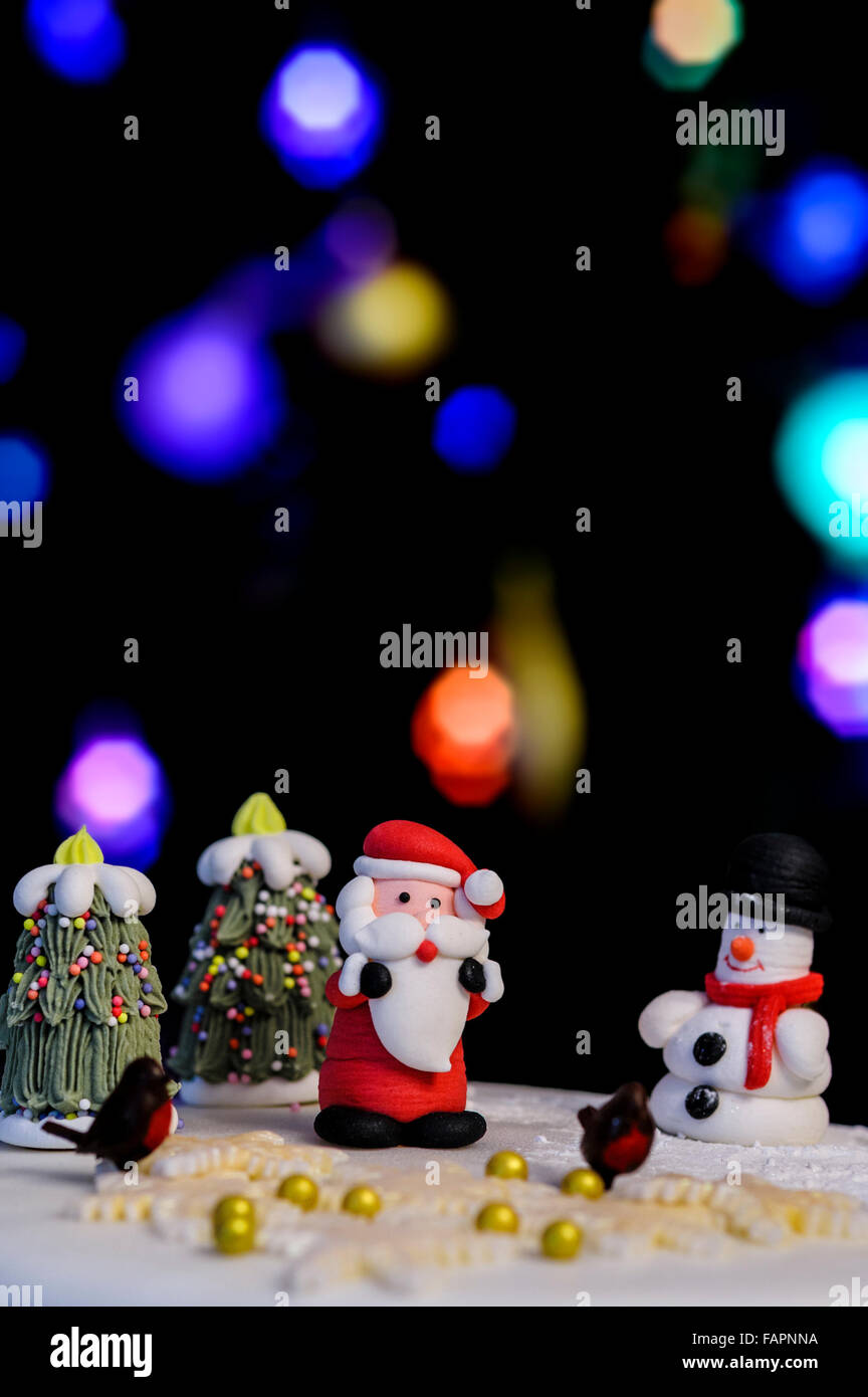 Traditionelle Neuheit iced Weihnachten Früchtebrot, mit Baum Lichter im Hintergrund. Stockfoto