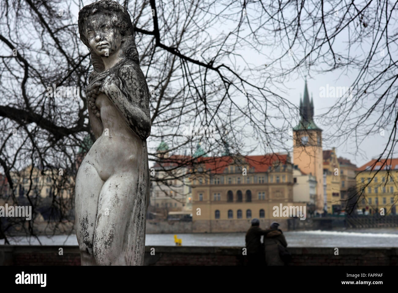 Skulpturen an der Moldau. Die Moldau durchschneidet die magische Stadt Prag zwischen klassischen Gebäude Gebäude ein Stockfoto