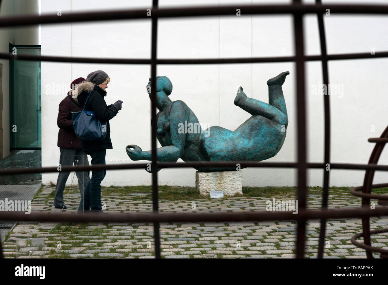 Skulpturen an der Moldau. Die Moldau durchschneidet die magische Stadt Prag zwischen klassischen Gebäude Gebäude ein Stockfoto