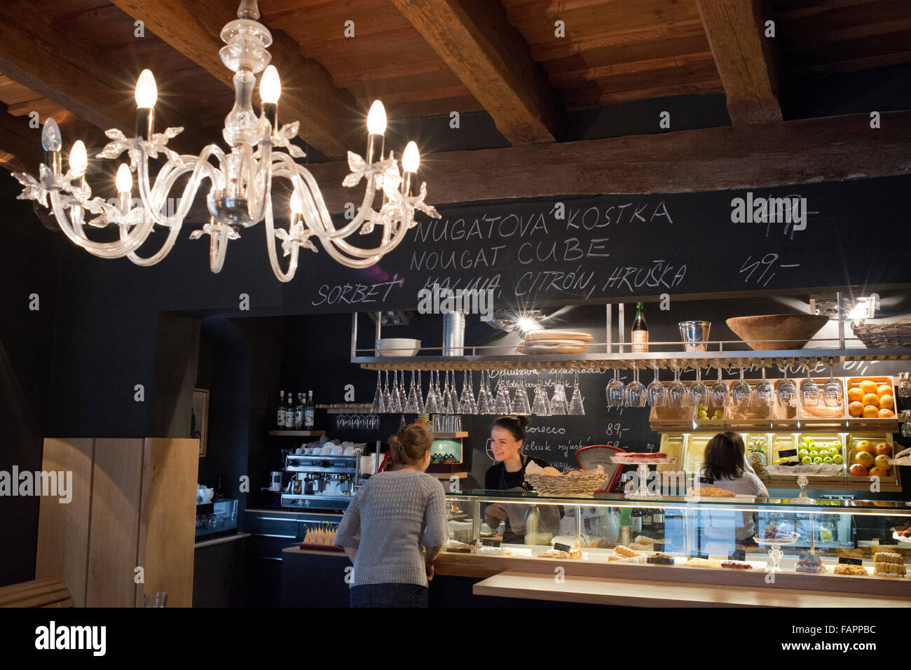 Cafe Restaurant befindet sich in Mala Strana nervös. Tschechischer Küche basiert im Wesentlichen auf Schweinefleisch und in geringerem Maße, in dem Huhn und b Stockfoto