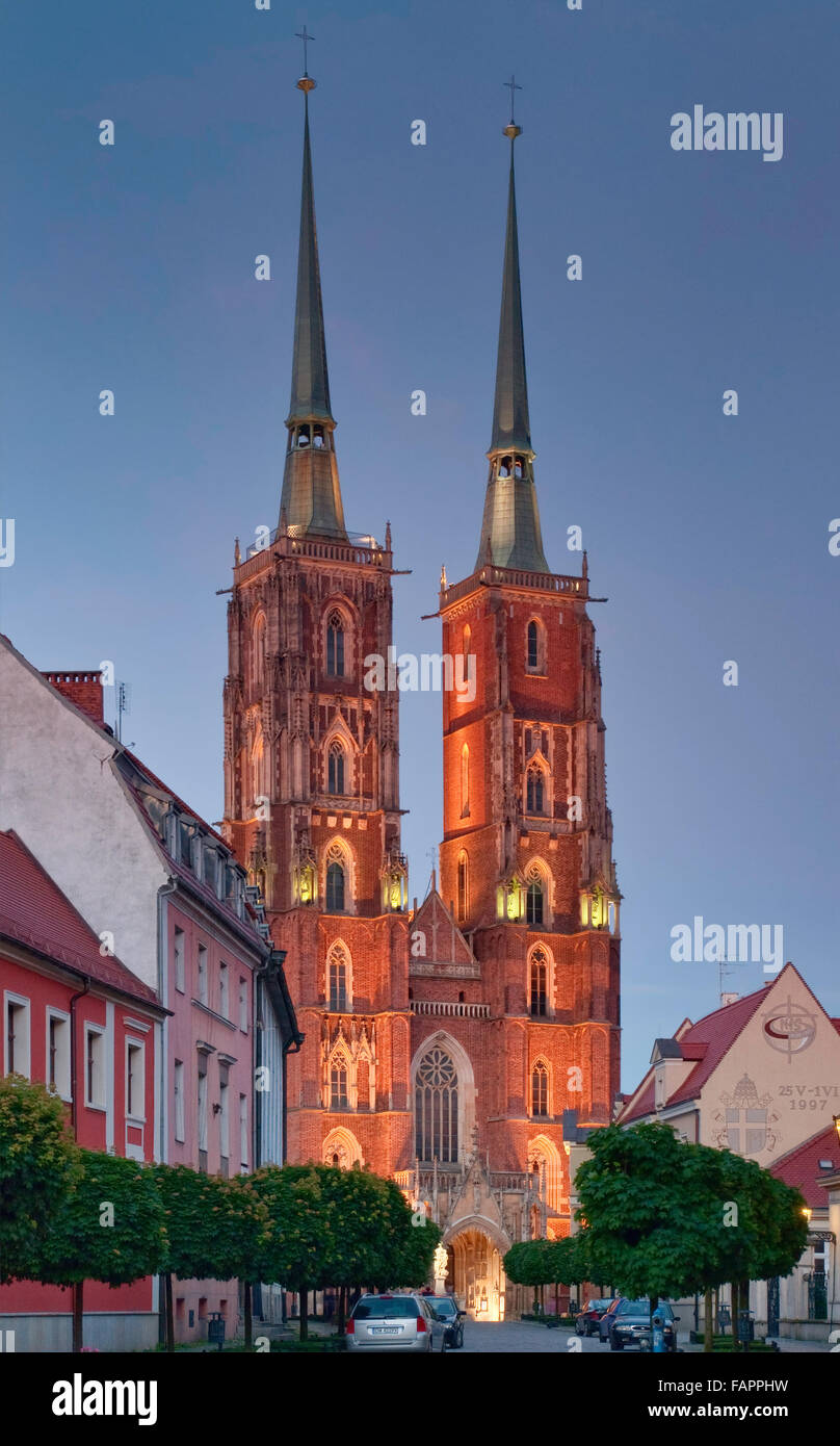 Türme des Heiligen Johannes der Täufer Dom bei Sonnenuntergang am Ostrów Tumski in Breslau, Niederschlesien, Polen Stockfoto