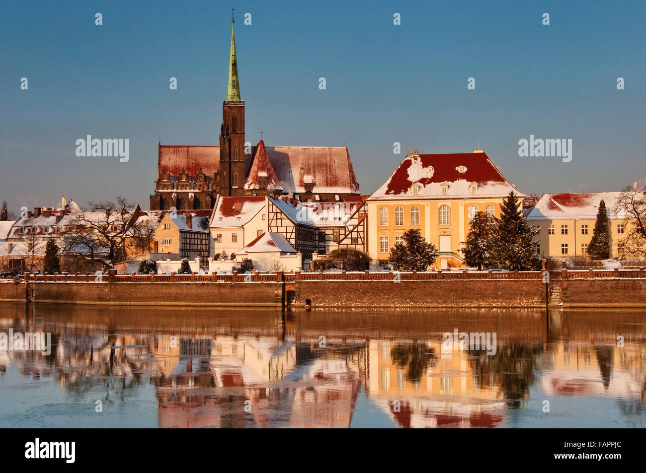 Kreuzkirche über Odra River im Winter Sonnenuntergang am Ostrów Tumski in Breslau, Niederschlesien, Polen Stockfoto