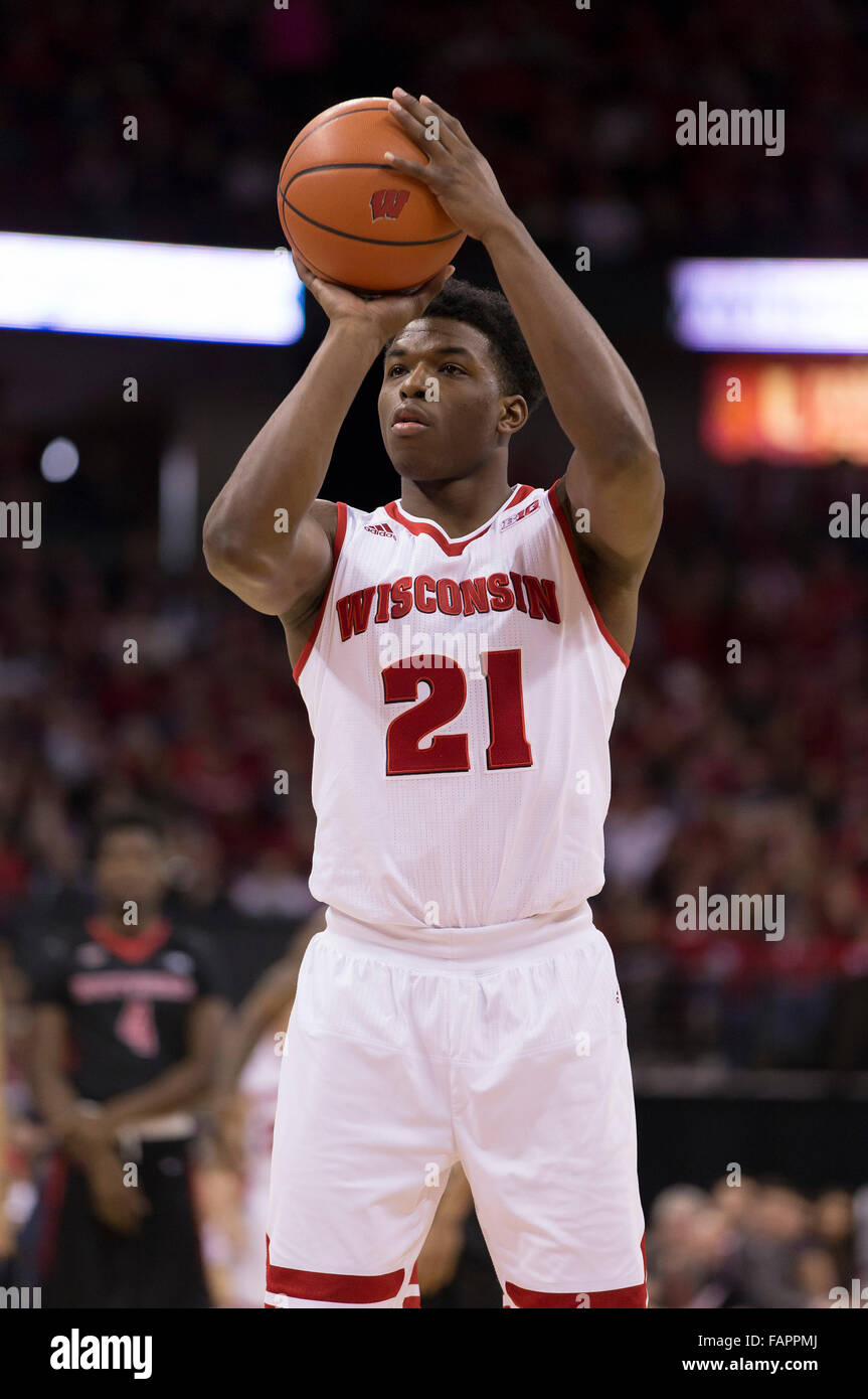 Madison, WI, USA. 2. Januar 2016. Wisconsin Badgers weiterleiten Khalil Iverson #21 an der Freiwurflinie während der NCAA Basketball-Spiel zwischen der Rutgers Scarlet Knights und die Wisconsin Badgers am Kohl Center in Madison, Wisconsin. Wisconsin besiegte Rutgers 79-57. John Fisher/CSM/Alamy Live-Nachrichten Stockfoto