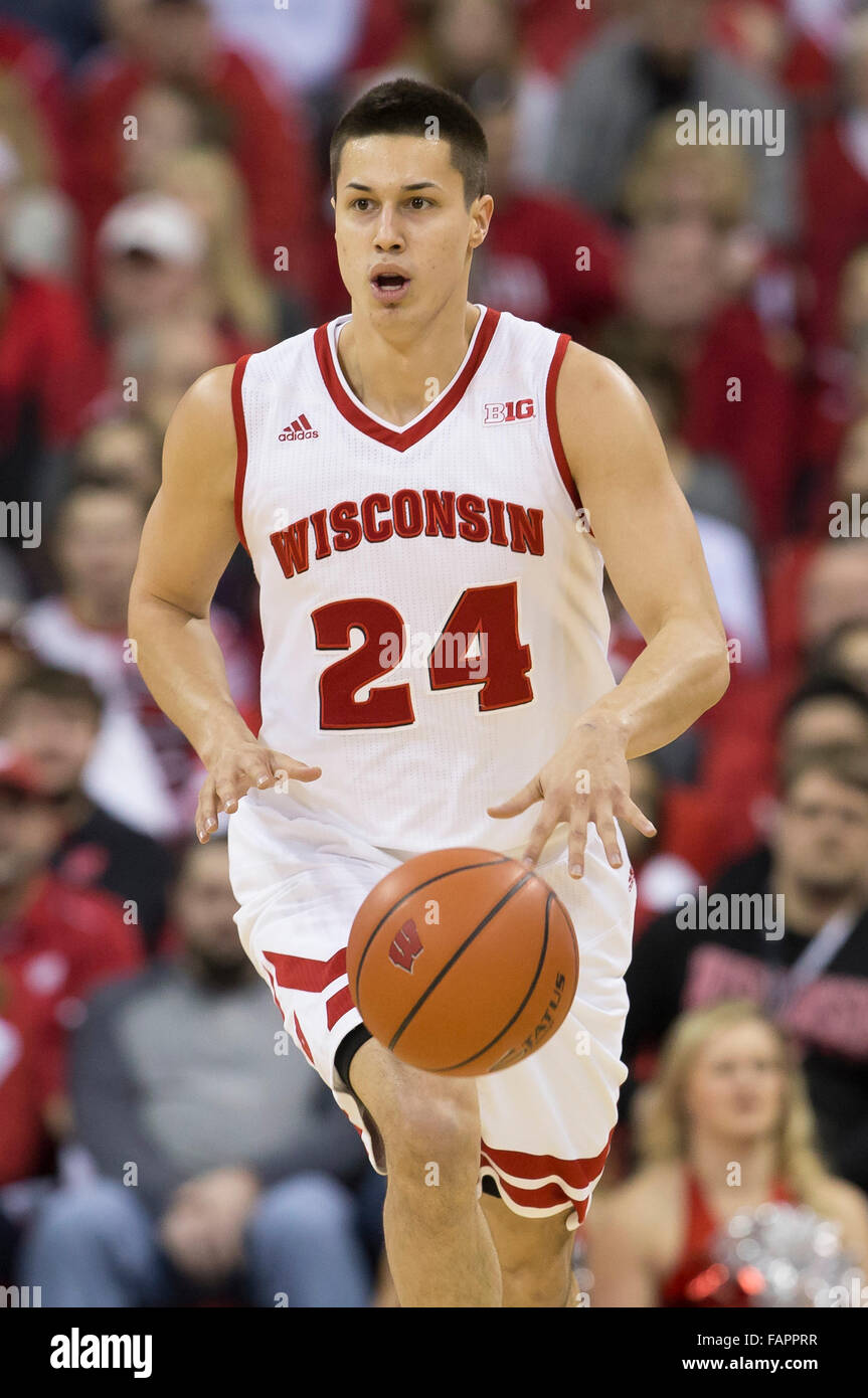 Madison, WI, USA. 2. Januar 2016. Wisconsin Badgers Wache Bronson Koenig #24 führt das Fasten brechen während der NCAA Basketball-Spiel zwischen der Rutgers Scarlet Knights und die Wisconsin Badgers am Kohl Center in Madison, Wisconsin. Wisconsin besiegte Rutgers 79-57. John Fisher/CSM/Alamy Live-Nachrichten Stockfoto