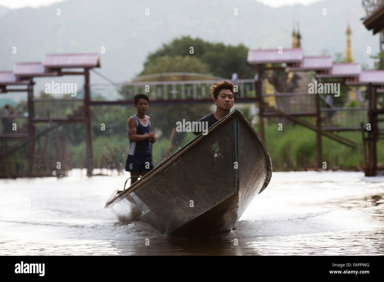 Männer Reiten ein Motorboot in eine Wasserstraße von Inle-See in Myanmar (Burma). Die Region ist ein Zentrum für Tourismus, Weben und Landwirtschaft. Stockfoto