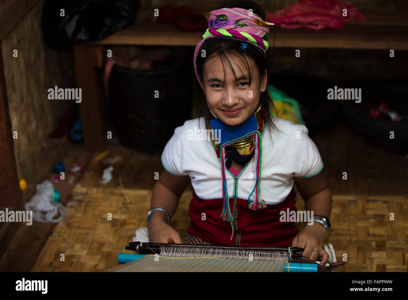 Kayan Stammes Frau arbeitet in einem Workshop am Inle See in Myanmar (Burma). Die Frau trägt Messingringe am Hals. Stockfoto