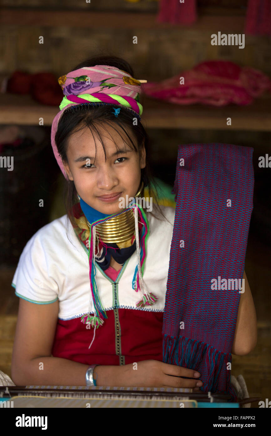 Eine Frau vom Stamm Kayan weben in einem Workshop am Inle See in Myanmar (Burma). Die Frau trägt Messing Spulen am Hals. Stockfoto