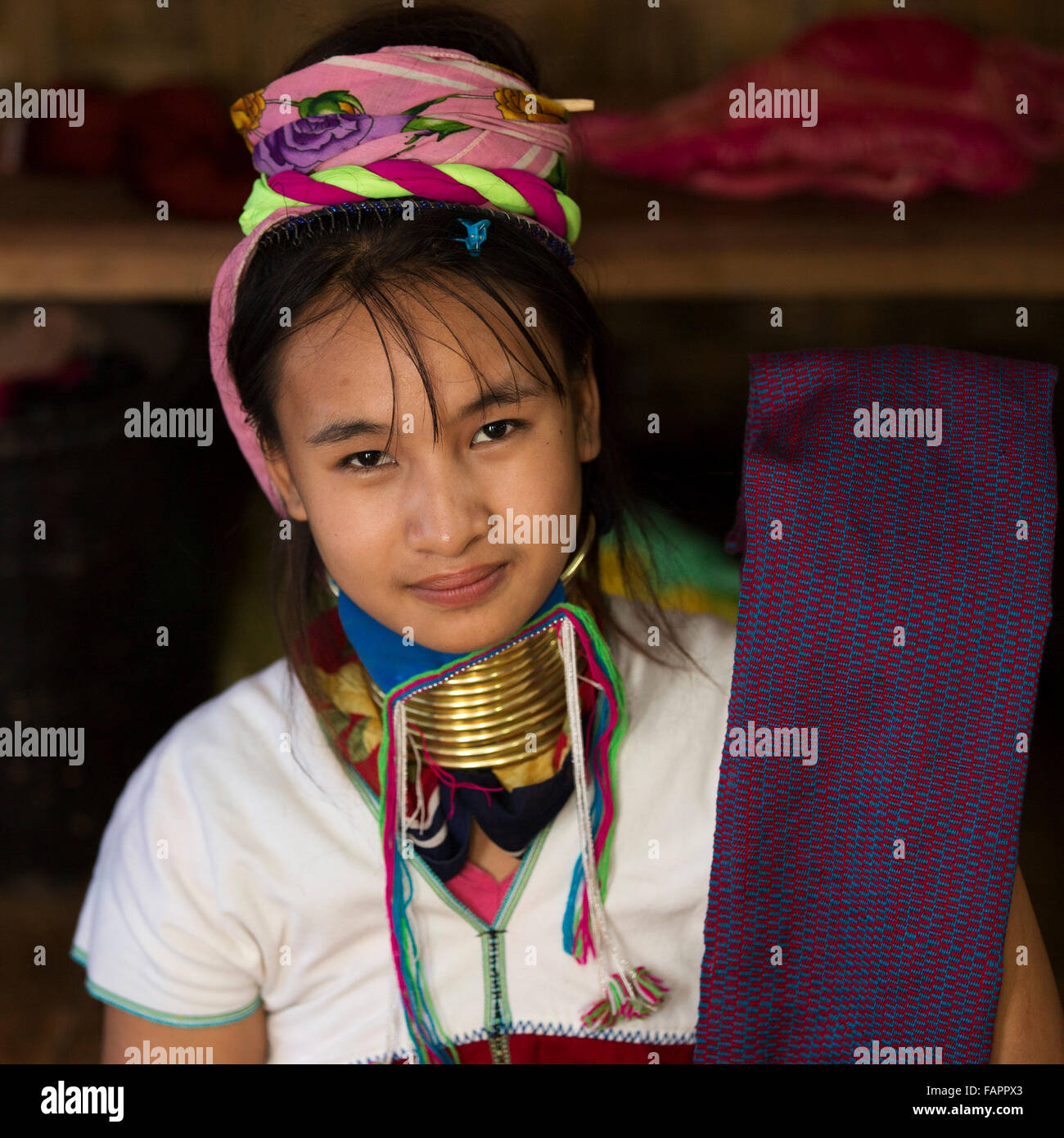 Eine Frau vom Stamm Kayan weben in einem Workshop am Inle See in Myanmar (Burma). Die Frau trägt Messing Spulen am Hals. Stockfoto