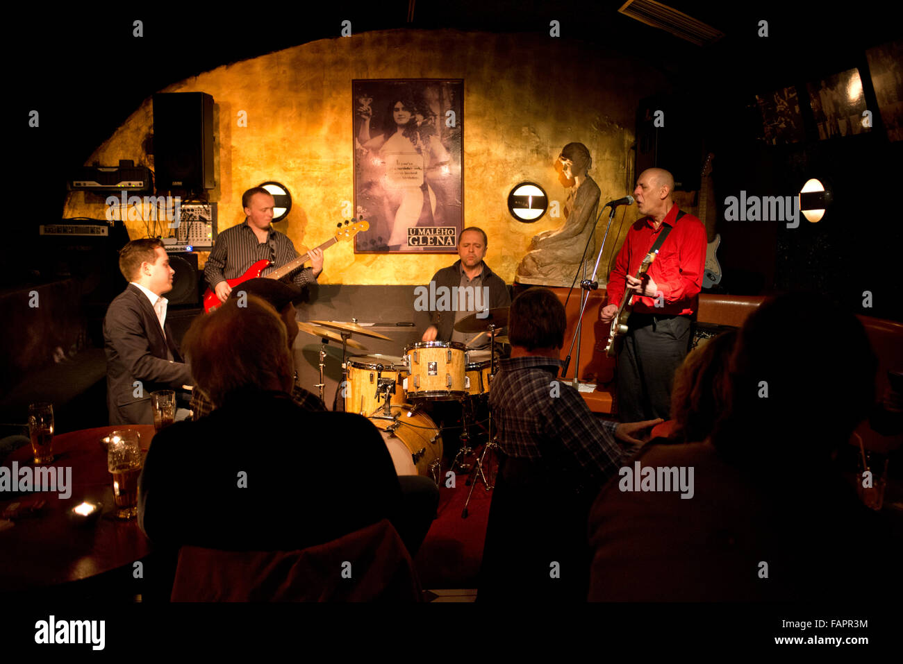 Jazz-Nacht in der Jazz & Blues Club U Maleho Glena mit einer Aufführung von "Stan Hen Sie böhmische Mann Bluesband". Es hat einen großen Stockfoto