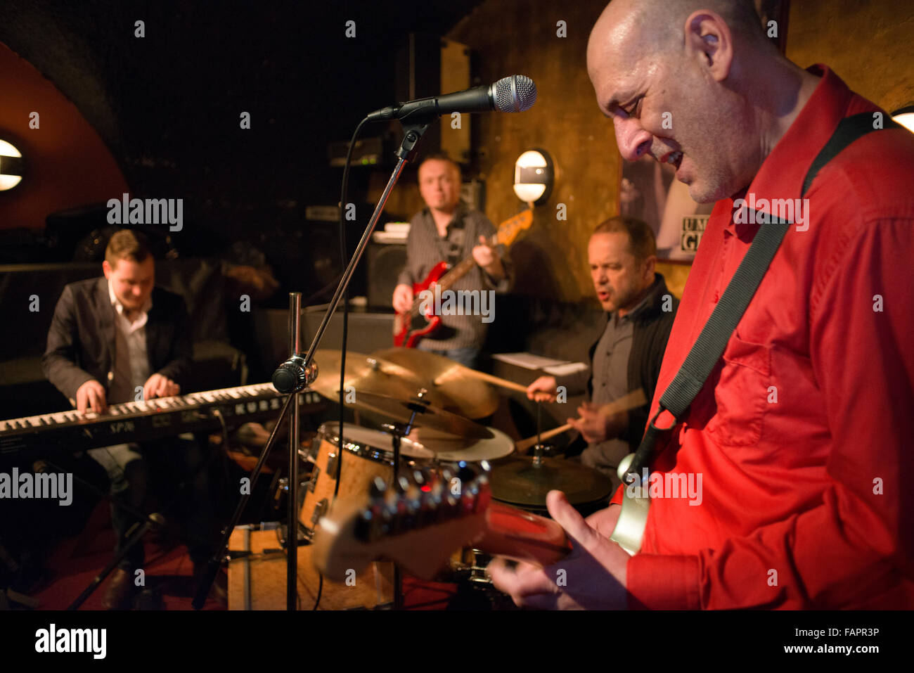 Jazz-Nacht in der Jazz & Blues Club U Maleho Glena mit einer Aufführung von "Stan Hen Sie böhmische Mann-Blues-Band"... Der jazz club Stockfoto