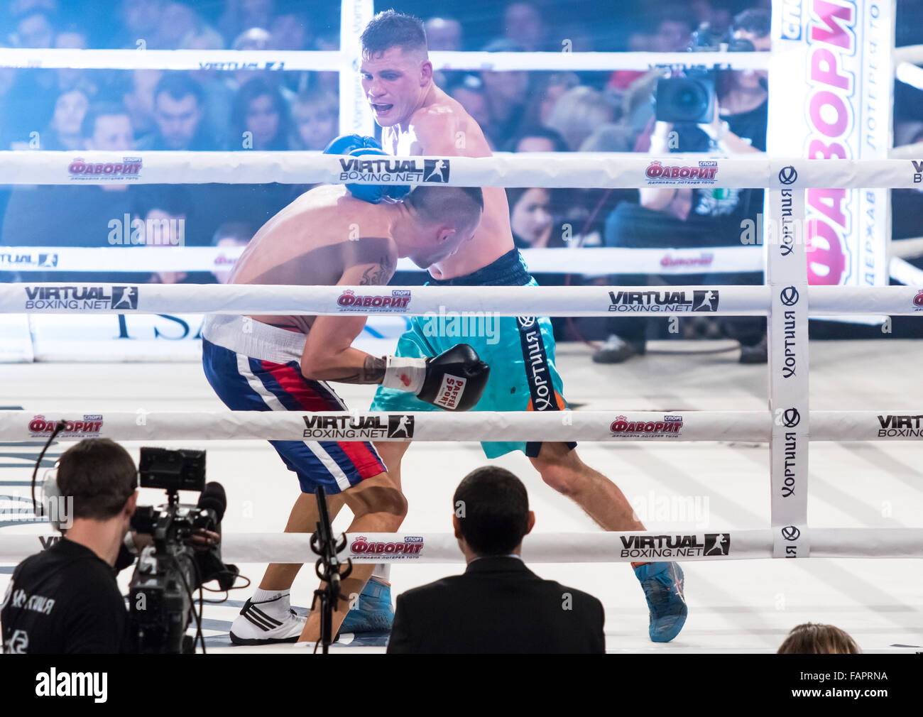 Kiew, UKRAINE - 12. Dezember 2015: Denys Berinchik der Ukraine (himmelblaue Shorts) Kämpfe mit György Mizsei (Ungarn) während der "Abend des Boxens" im Palace of Sports in Kiew Stockfoto