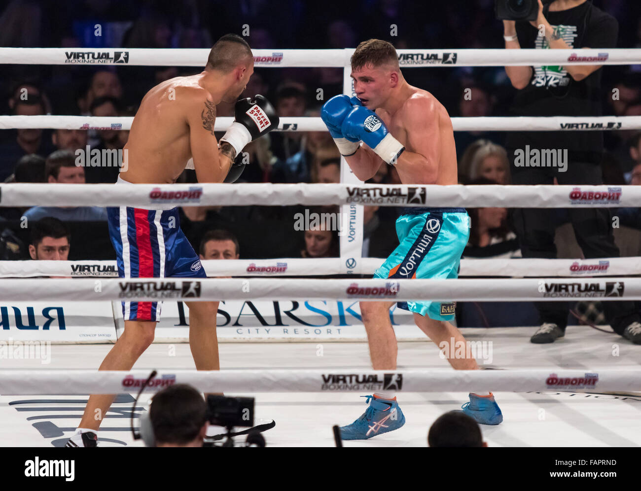 Kiew, UKRAINE - 12. Dezember 2015: Denys Berinchik der Ukraine (himmelblaue Shorts) Kämpfe mit György Mizsei (Ungarn) während der "Abend des Boxens" im Palace of Sports in Kiew Stockfoto