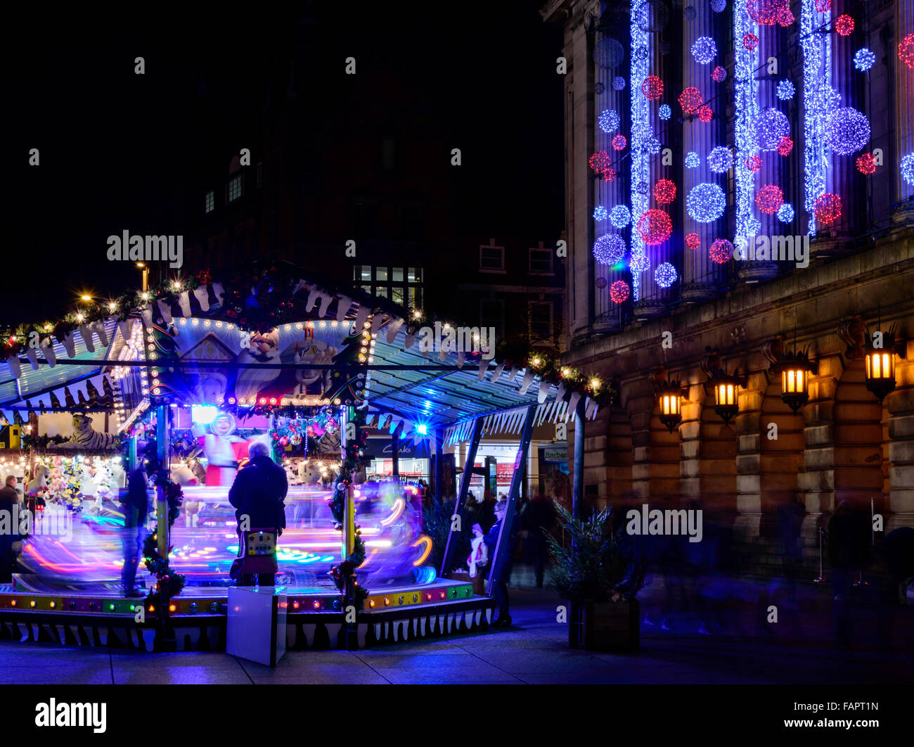Hell erleuchtet Kirmes Fahrgeschäfte und Nottingham Rat-Haus, auf dem Weihnachtsmarkt in Nottingham. Stockfoto
