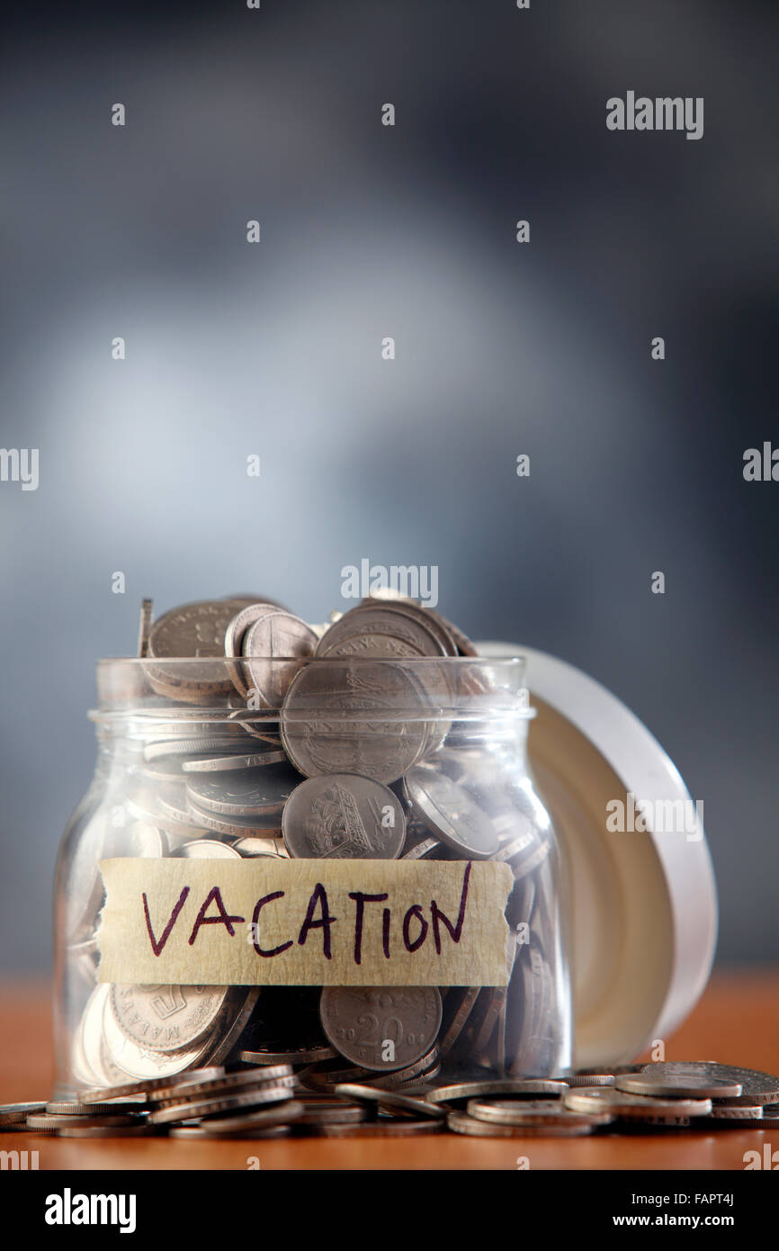 Glas mit der Aufschrift Urlaub mit Geld gefüllt. Stockfoto