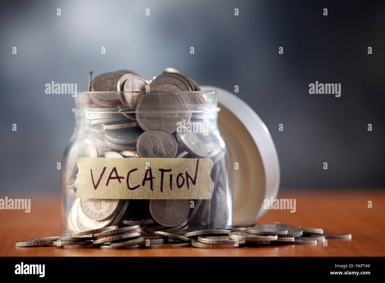 Glas mit der Aufschrift Urlaub mit Geld gefüllt. Stockfoto