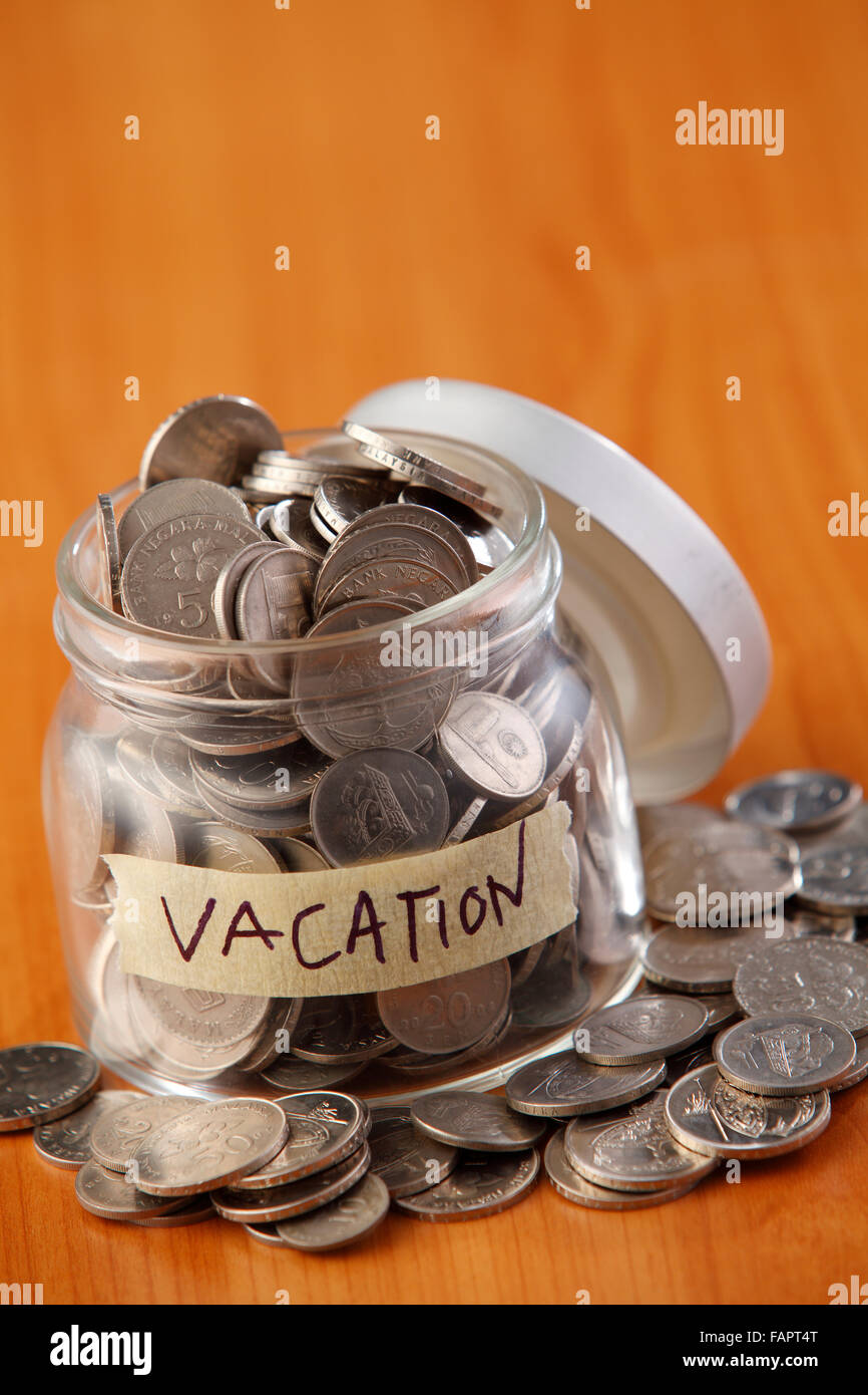 Glas mit der Aufschrift Urlaub mit Geld gefüllt. Stockfoto