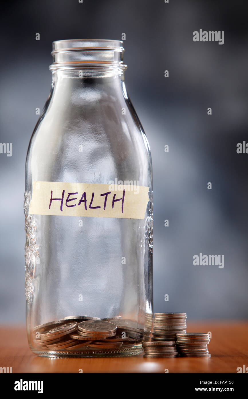 Flasche Etikett Gesundheit mit ein paar Münzen. Stockfoto