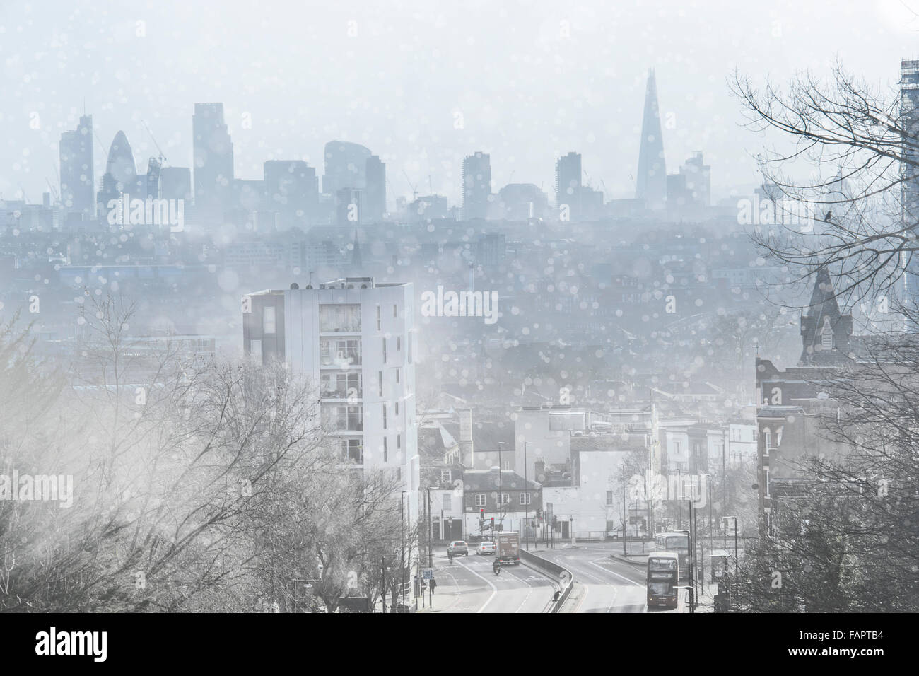 Der Londoner Skyline mit Schnee und Nebel in den frühen Morgenstunden Stockfoto