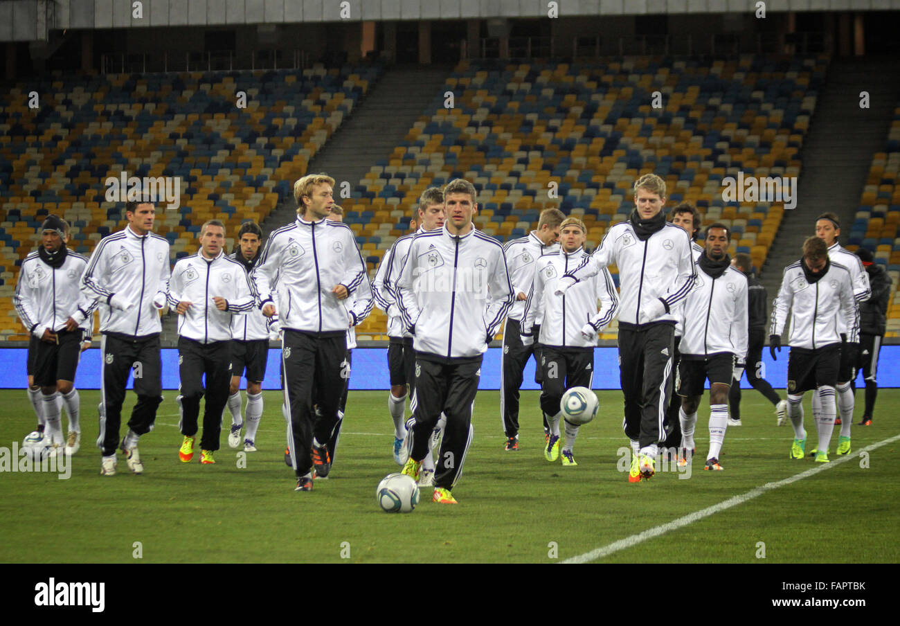 Kiew, UKRAINE - 10. November 2011: Deutsche Fußball Team-Player während der Trainingseinheit bei NSK Olympiastadion auf N laufen Stockfoto