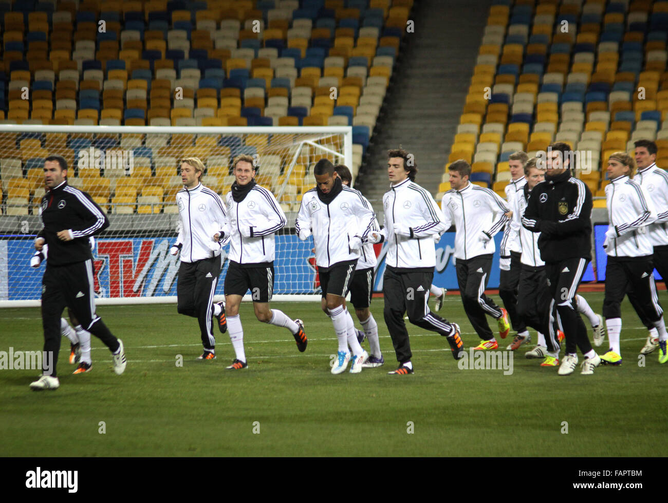 Kiew, UKRAINE - 10. November 2011: Deutsche Fußball-Teamspieler run während der Trainingseinheit auf NSK Olympiastadion am 10. November 2011 in Kiew, Ukraine Stockfoto