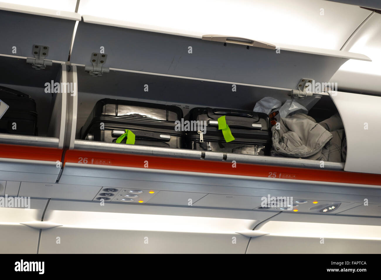 Zwei schwarze weiter Koffer im Gepäckfach Fach über in Ryanair-Flugzeugen. Stockfoto
