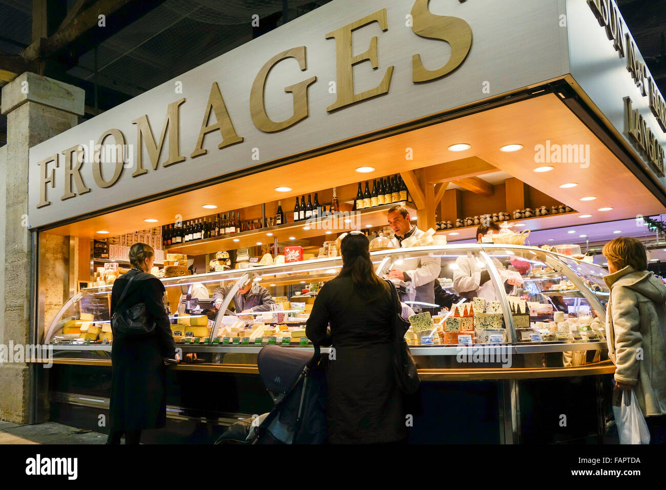 Mit Käse Stand beim Markt Marché Beauvau auf dem Platz des Aligre. Paris, Frankreich. Stockfoto