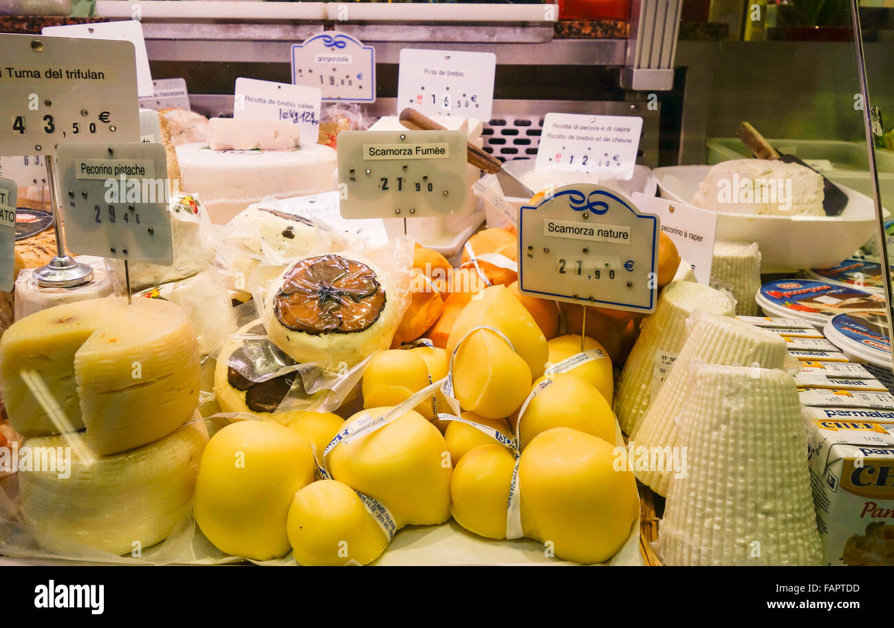 Eine Auswahl von italienischen Käsesorten der Markthalle Marché Beauveau Aligre. Paris, Frankreich. Stockfoto