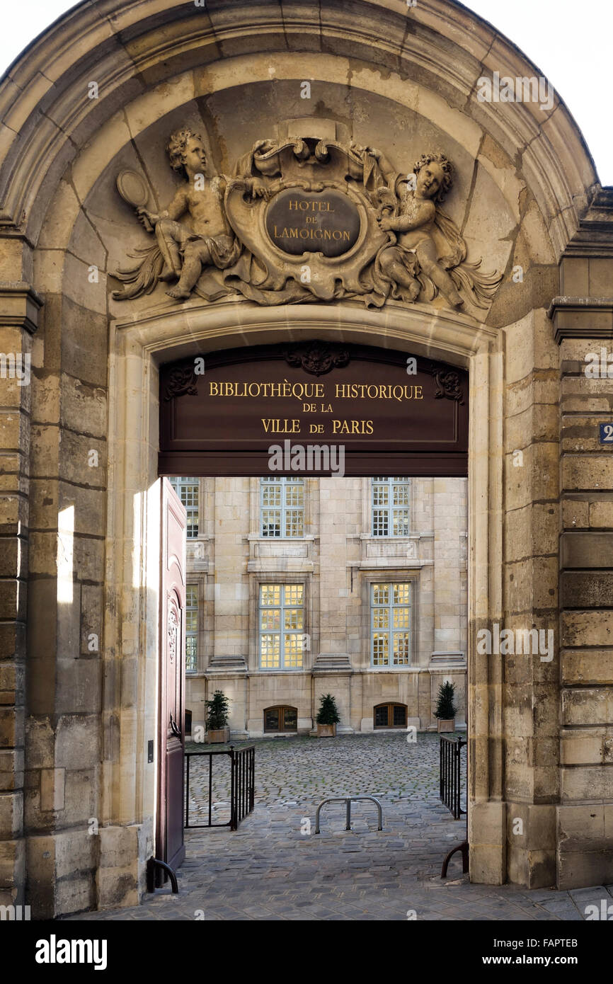 Eingang der Bibliothèque Historique De La Ville de Paris, BHVP, öffentliche Bibliothek, Paris, Frankreich. Stockfoto