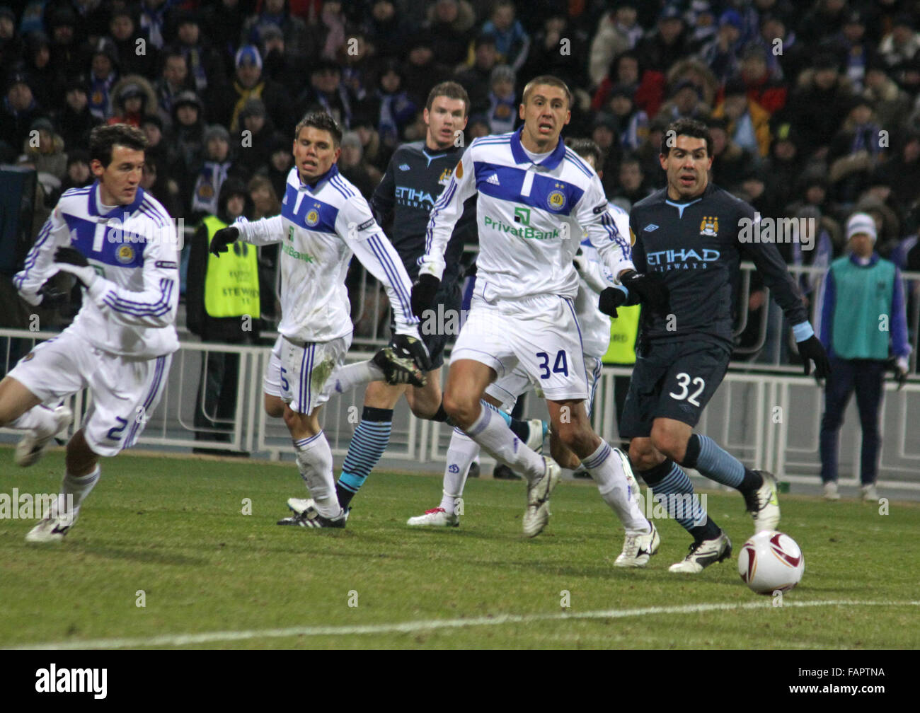 Kiew, UKRAINE - März 10: FC Dynamo Kyiv (in weiß) und FC Manchester City Spieler kämpft für einen Ball in die UEFA Europa League-Spiel am 10. März 2011 in Kiew, Ukraine Stockfoto