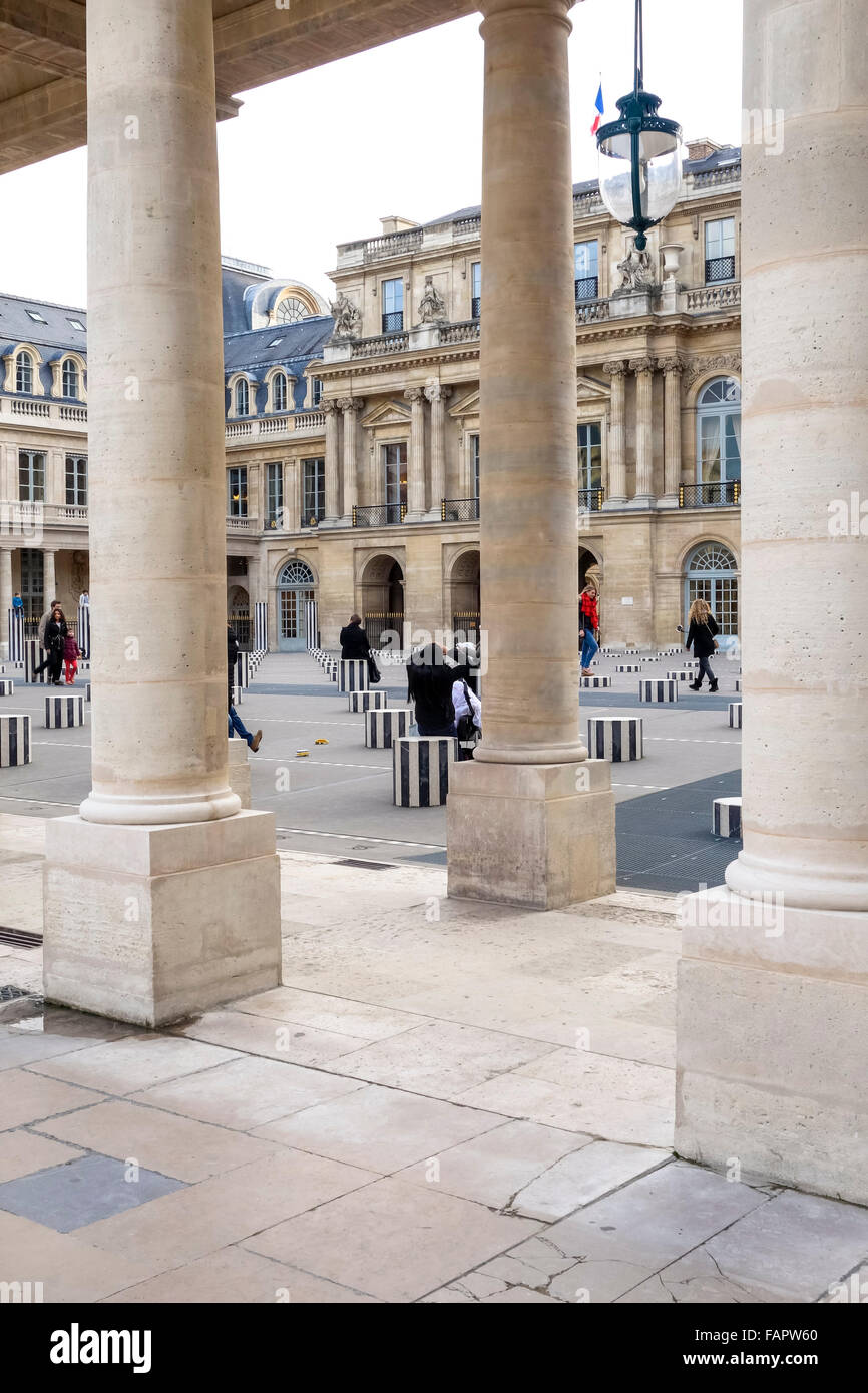 Les Deux Plateaux, Colonnes de Buren eine umstrittene Kunstinstallation von Daniel Buren im Palais Royal. Paris, Frankreich. Stockfoto