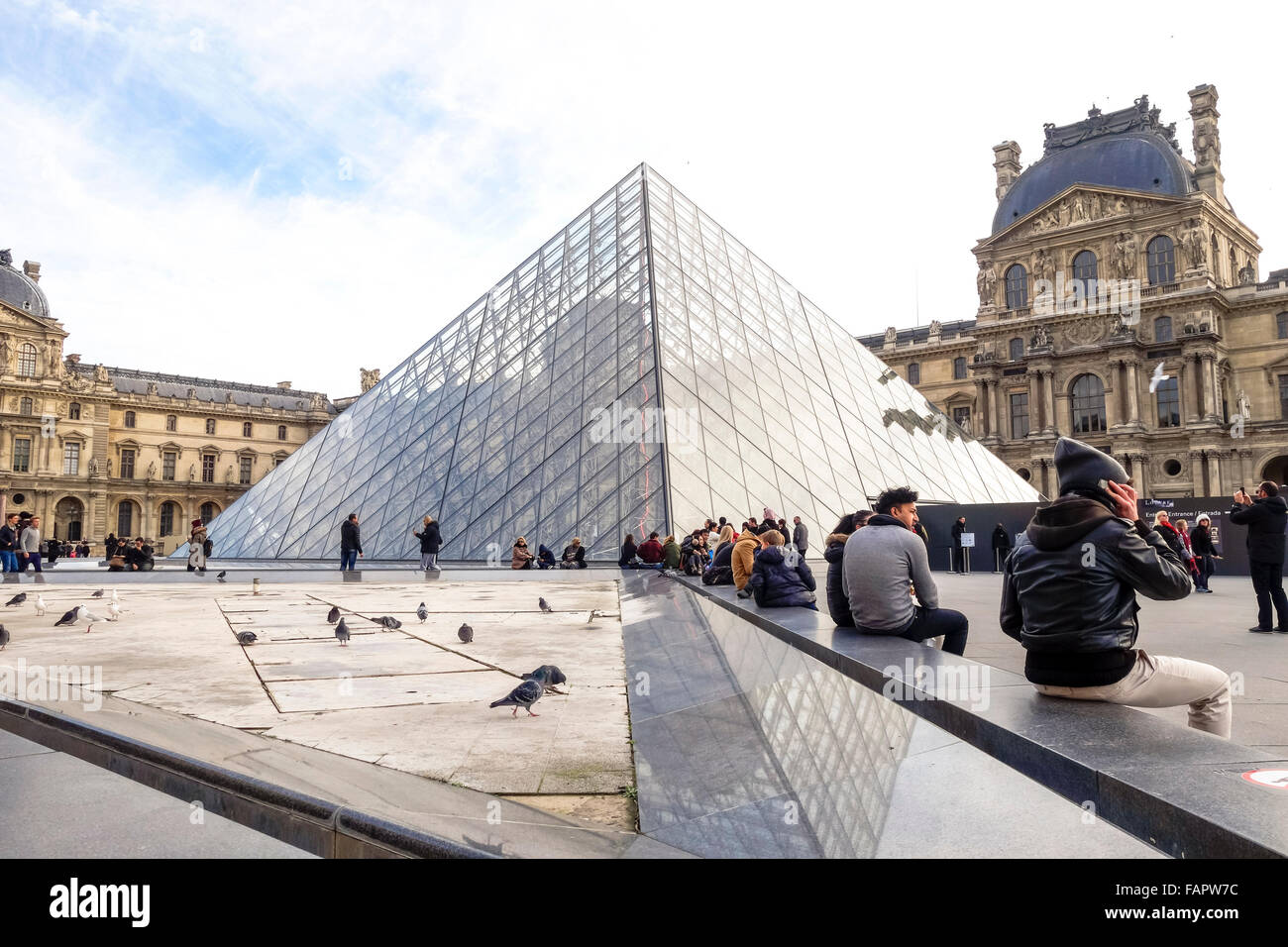 Louvre-Museum und Schloss mit Pyramide in Paris, Frankreich. Stockfoto
