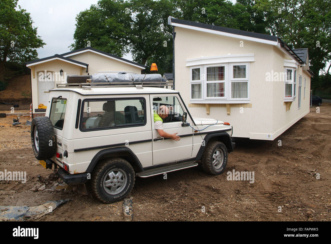 Wessex Wohnungen prefabricate Häuser, die in 2 Hälften auf Sattelschlepper auf permanente Standorte transportiert werden. Eine britische Gehäuse Lkw Stockfoto