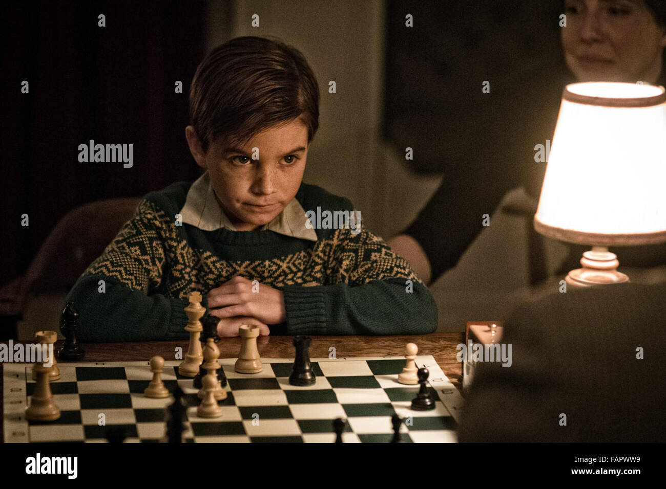 Bauernopfer ist ein 2014 amerikanischen biographischen Drama Film. Es basiert auf der wahren Geschichte über Bobby Fischer Herausforderung Boris Spassky auf 1972 Schach-Weltmeisterschaft in Island während des Kalten Krieges und seinen Abstieg in den Wahnsinn.   Dieses Foto ist nur zu redaktionellen Zwecken und unterliegen dem Copyright von der Filmgesellschaft und/oder der Fotograf von dem Film oder der Firma zugeordnet und kann nur durch Veröffentlichungen im Zusammenhang mit der Förderung der oben genannten Film reproduziert werden. Eine obligatorische Gutschrift auf die Filmgesellschaft ist erforderlich. Der Fotograf sollte auch angerechnet werden, wenn bekannt. Stockfoto