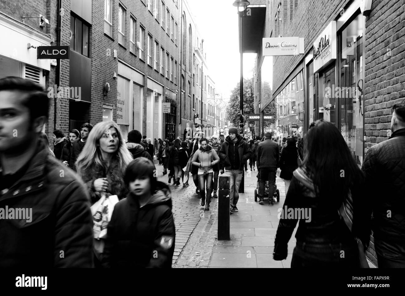 Blick hinunter eine geschäftige Neal Street Covent Garden Richtung Seven Dials Bereich (Weg von der u-Bahn Station/Long Acre). Stockfoto