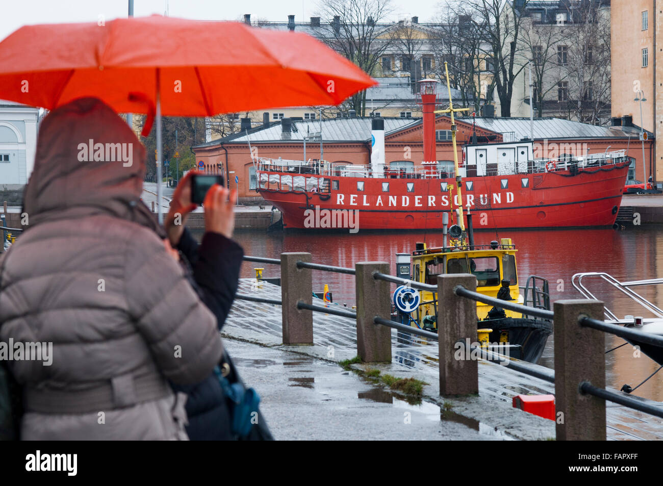 Helsinki. Katajanokka Gast Hafenpier nördlich von Katajanokka, Helsinki, Finnland. Katajanokka & Kruununhaka etwas isoliert vom Rest der Stadt, Katajanokka war in der Vergangenheit für ihre Häfen und Gefängnis bekannt. Heute ist die Jugend-Stil-Bezirk architektonisch bedeutsamen. Es bietet Sightseeing-Touren und ist bevölkert von Künstlern und Journalisten. Es ist auch ein politisches Zentrum. Nördlich von Katajanokka liegt ruhig und hoch angesehenen Stadtteil Kruununhaka, benachbarten historische Zentrum von Engel entworfen. Stockfoto