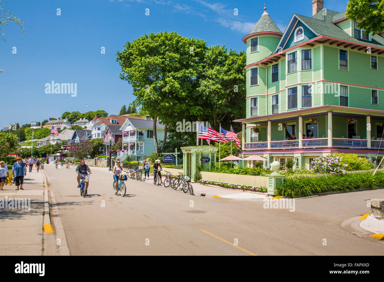 Touristen, die Fahrrad fahren auf Resort Insel von Mackinac Island Michigan Stockfoto