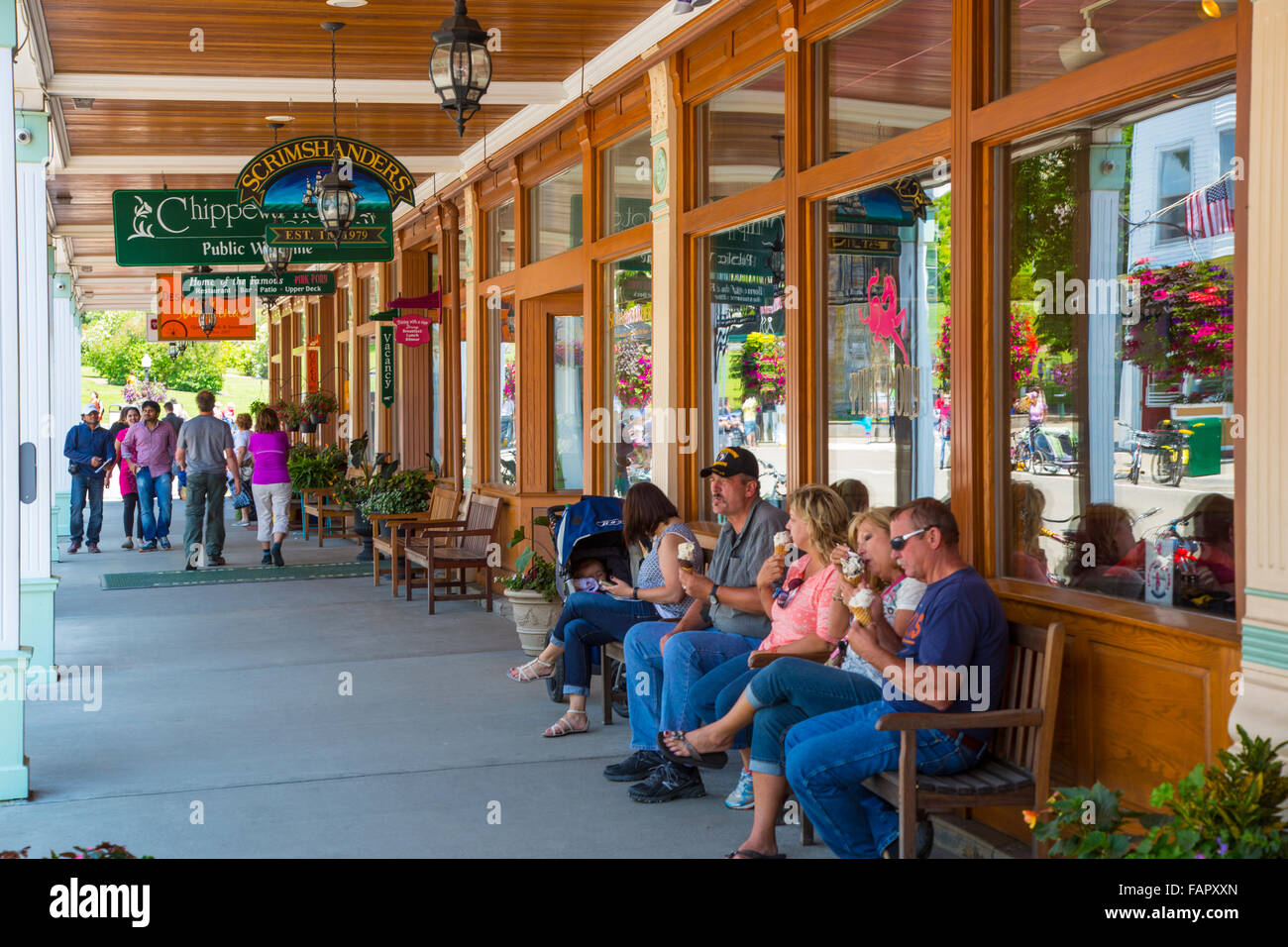 Essen Eiscreme-Kegel auf der Hauptstraße auf der Insel von Mackinac Ferieninsel in Michigan Stockfoto
