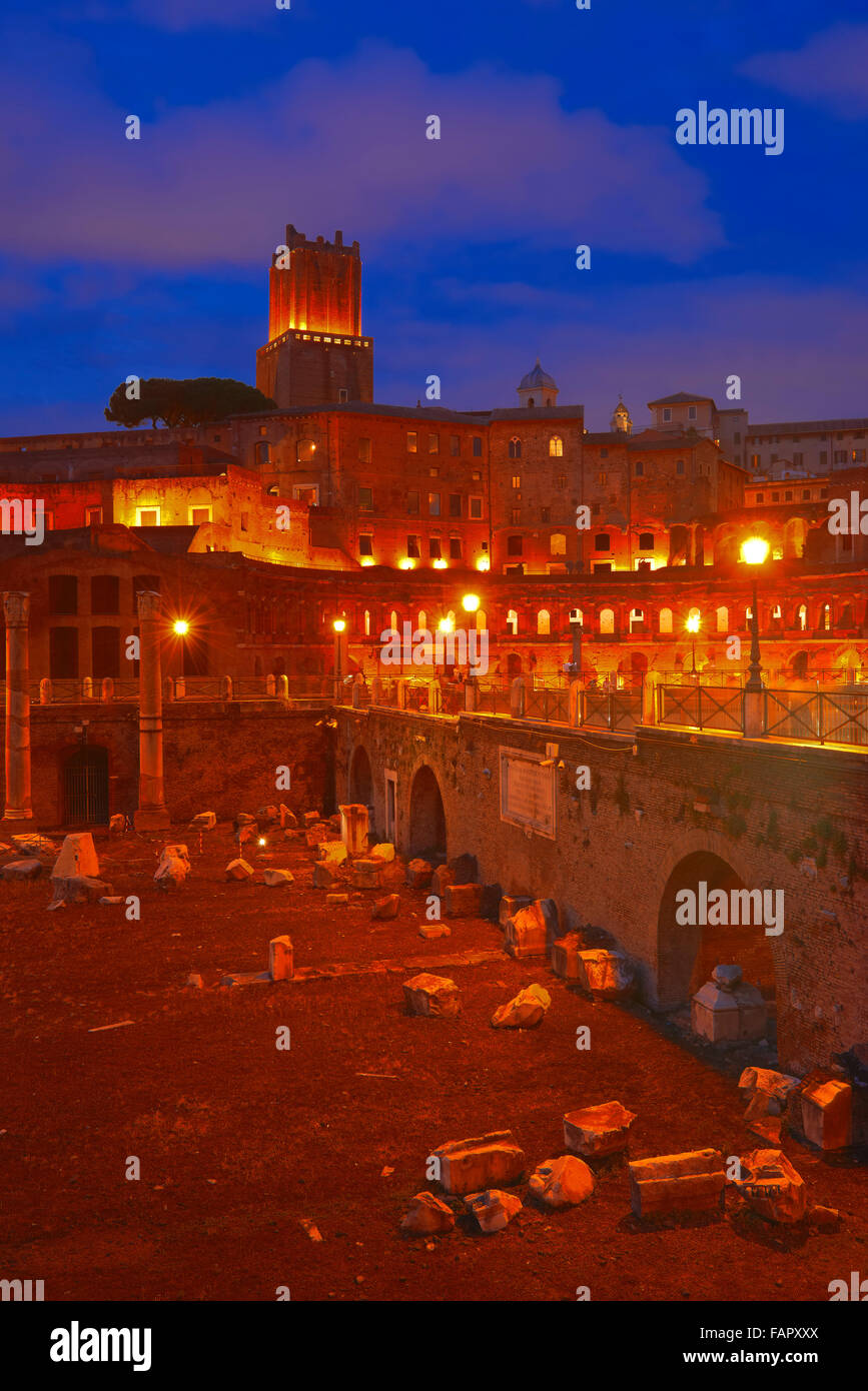 Trajan Forum, Foro di Traiano, Trajans Markt bei Dämmerung, Roman Forum, Rom, Latium, Italien, Europa Stockfoto