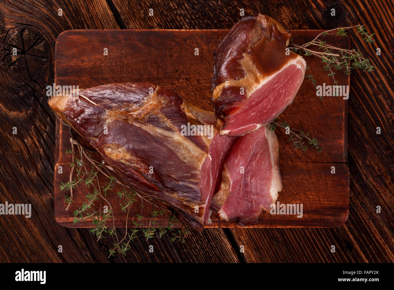 Traditionelle Rauchfleisch auf Holztisch. Kulinarischen Fleisch zu essen. Stockfoto