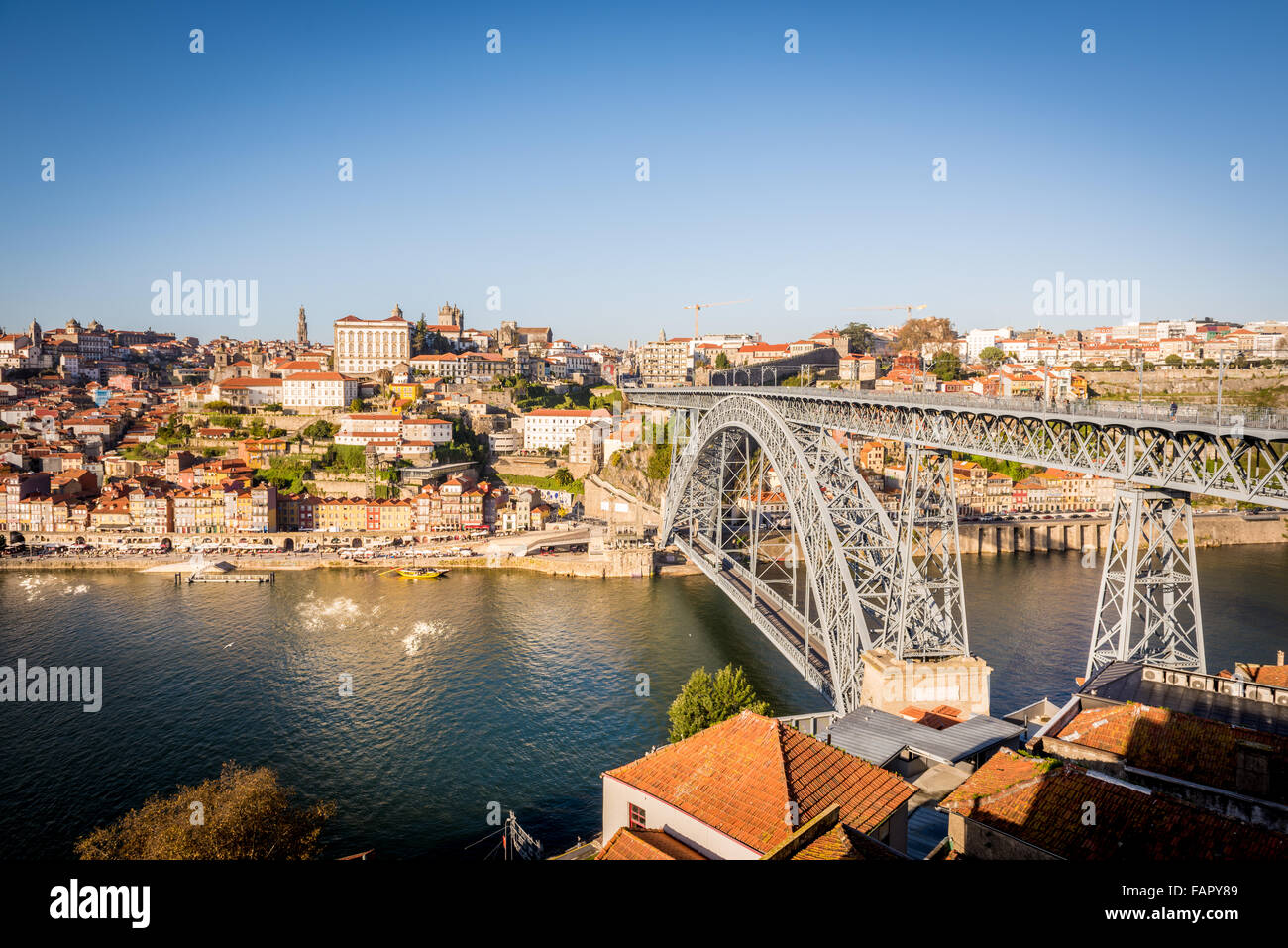 Blick über Porto und den Dom Luiz ich überbrücken Stockfoto