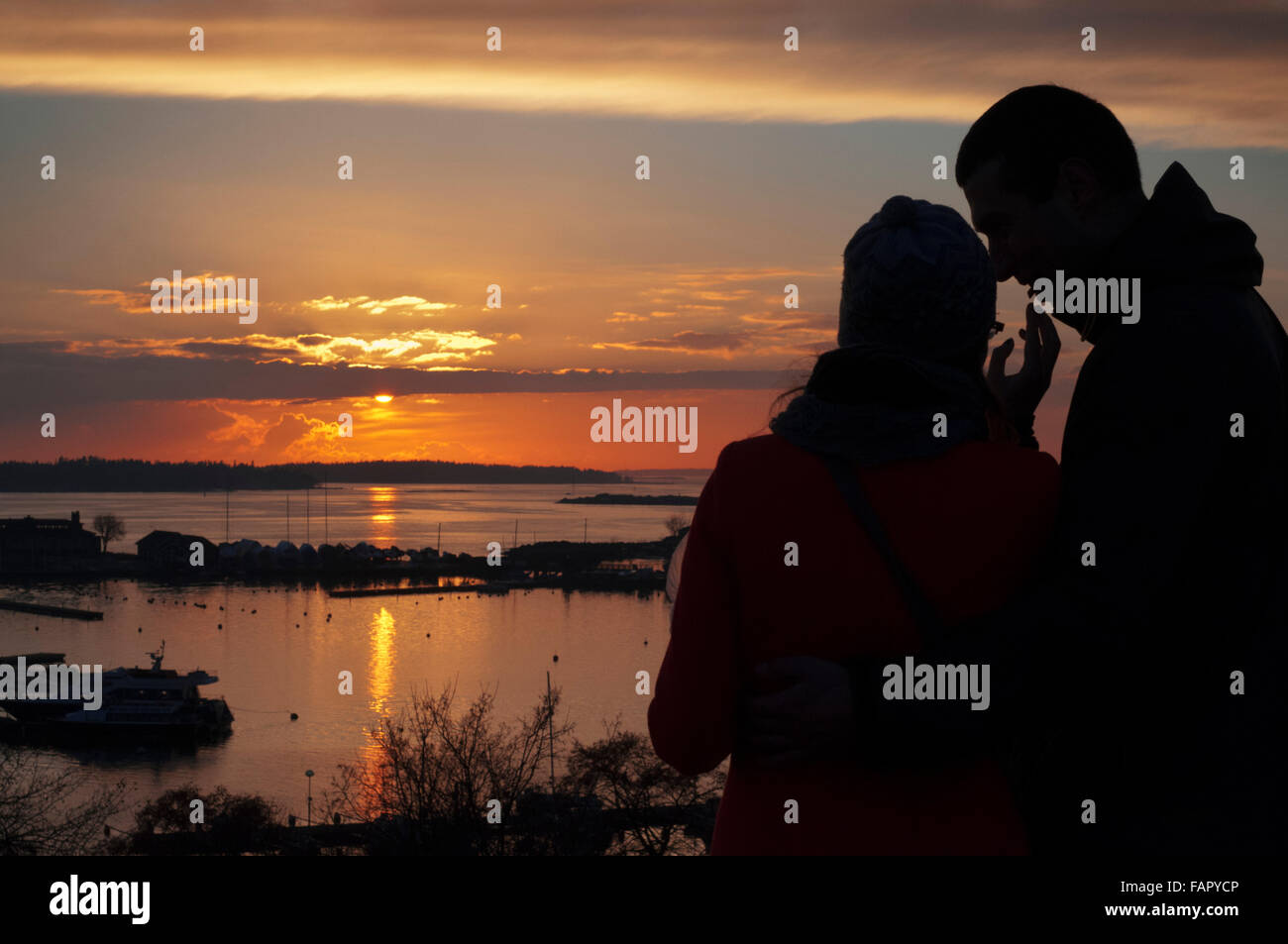 Liebhaber im Kaivopuisto Park bei Sonnenuntergang, Helsinki, Finnland. Die Sonnenuntergänge aus dem südlichen Teil von Helsinki im Kaivopuisto verlassen nicht Stockfoto