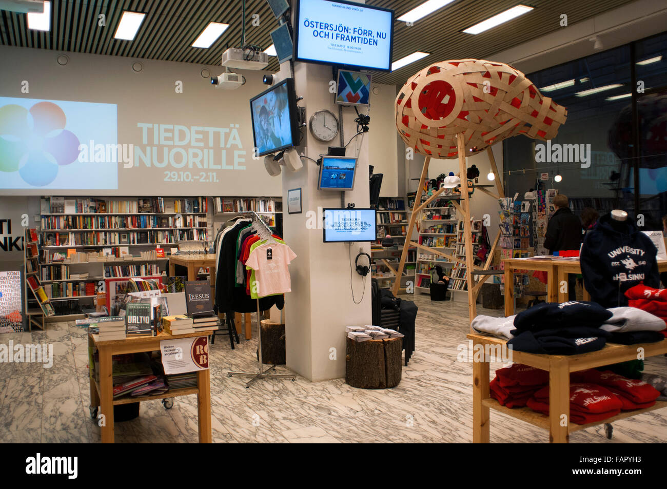 Tiedettä Nuorille Shop, Helsinki, Finnland. Shop Tiedettä Nuorille ist ein Beispiel dafür, wie Sie ein Bekleidungsgeschäft, ein Cafería, ein Souvenirladen, Buchhandlung und Cafeteria mit der reinsten Avantgarde-Stil denkbar kombinieren können. Es befindet sich am Aleksanterinkatu. Stockfoto