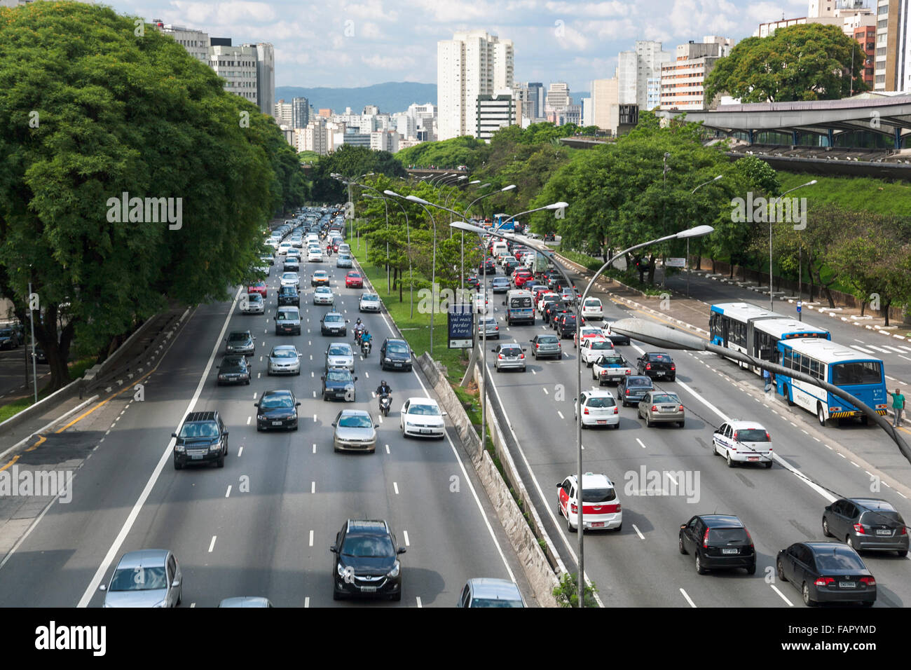 Beschäftigt 8 spurige Straße in Sao Paulo, Brasilien Stockfoto