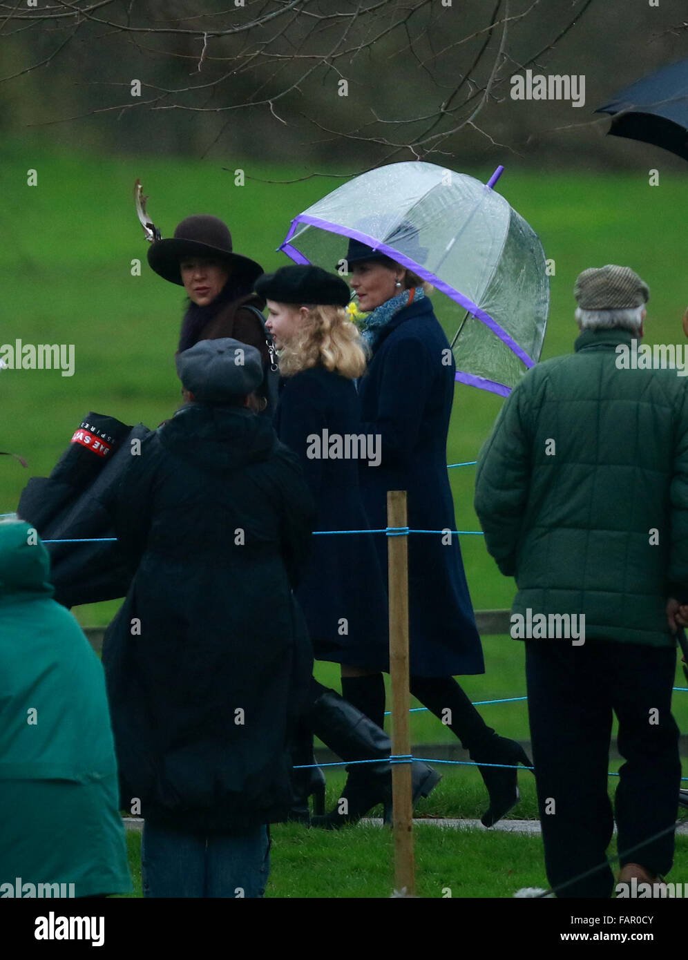 Sandringham, UK. 3. Januar 2016. HM Königin Elizabeth II, zur Kirche in Sandringham. . Sandringham, Norfolk, Großbritannien. . 03.01.2016 Sophie, Gräfin von Wessex und Lady Louise verlassen nach dem Besuch der St. Maria Magdalena Kirche Sonntagmorgen service in Sandringham, die auch von Königin Elizabeth II. und Prinz Philip, Duke of Edinburgh besucht wurde.  Bildnachweis: Paul Marriott/Alamy Live-Nachrichten Stockfoto