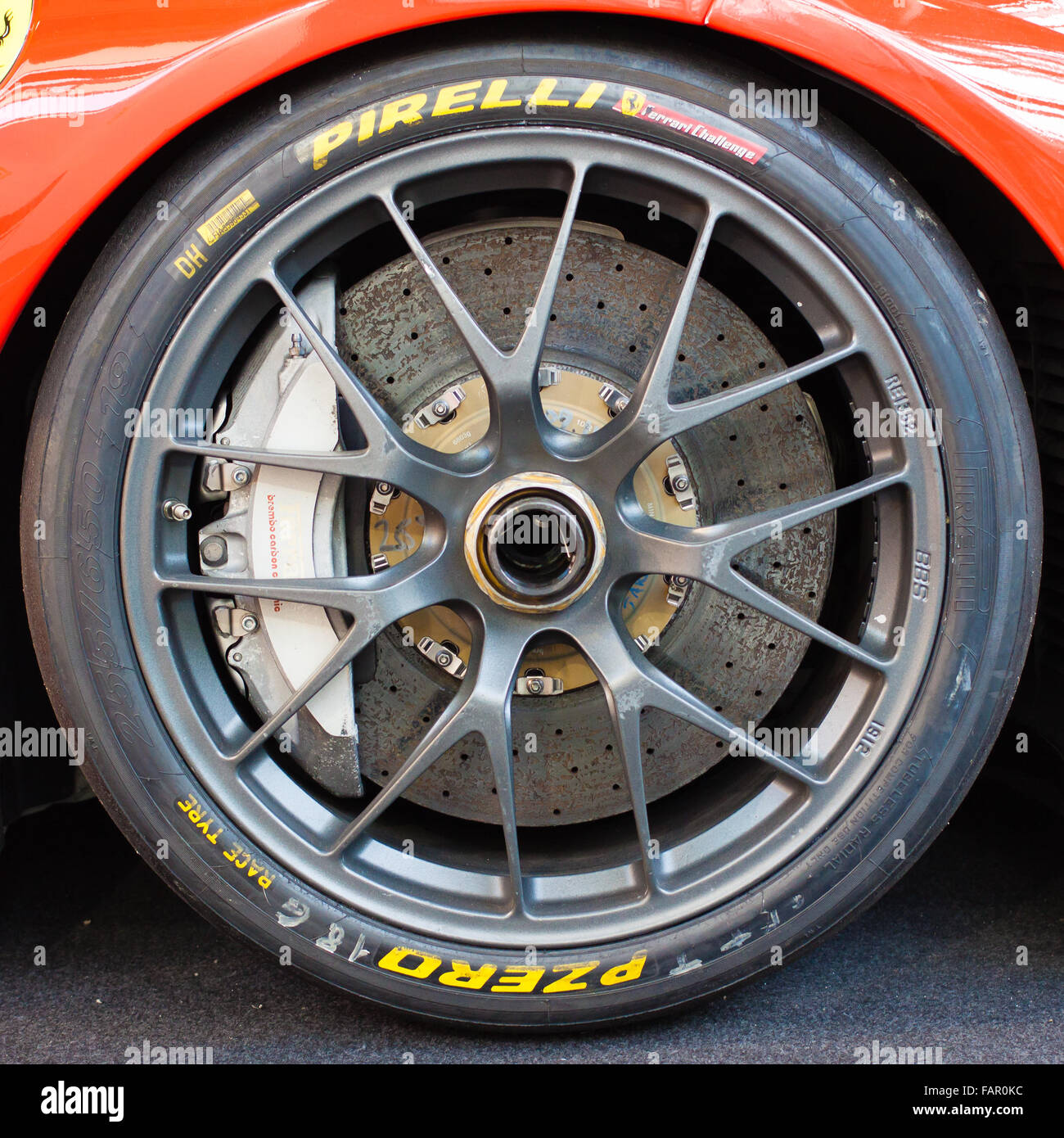 Bologna, Italien, 13. Dezember 2014 Pirelli Reifen montiert auf einem Ferrari racing, der Event-Motorshow 2014 in Bologna, Italien Stockfoto