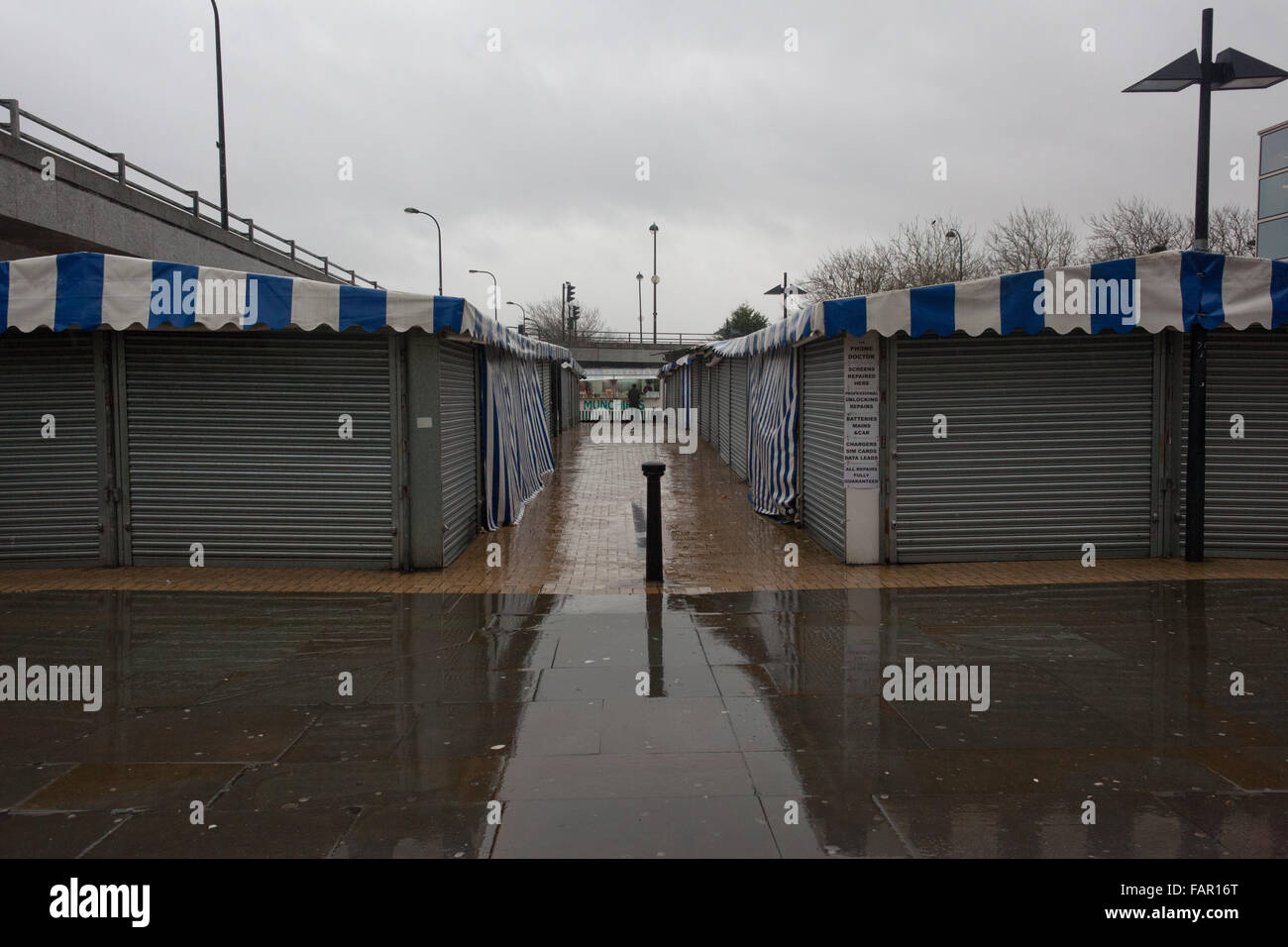 Geschlossenen Ständen auf Milton Keynes Markt im Regen. Stockfoto