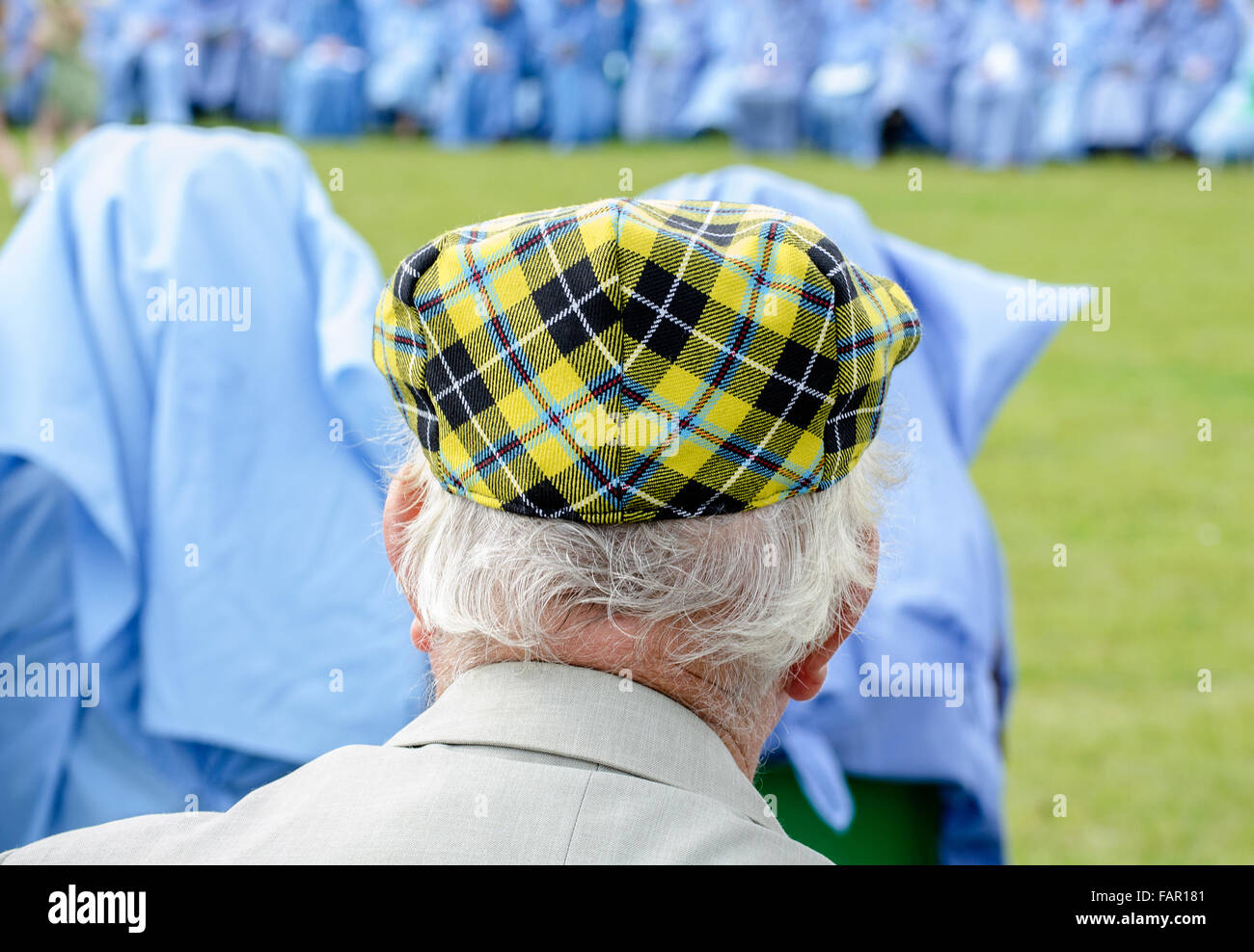 ein älterer Herr einen kornischen Tartan Hut Stockfoto