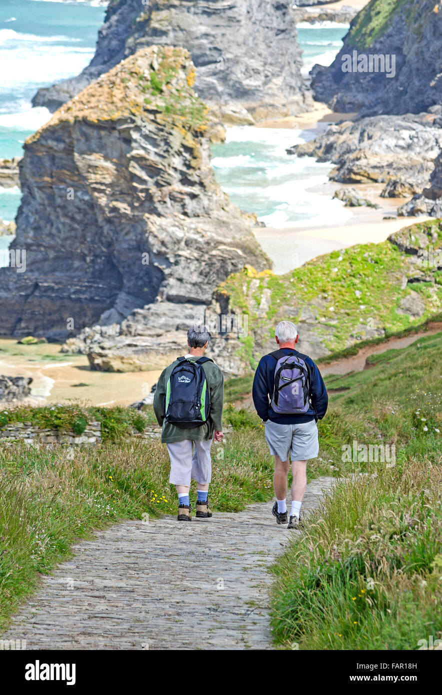 Wanderer auf dem South West Coast Path bei Bedruthan in Cornwall, England, uk Stockfoto