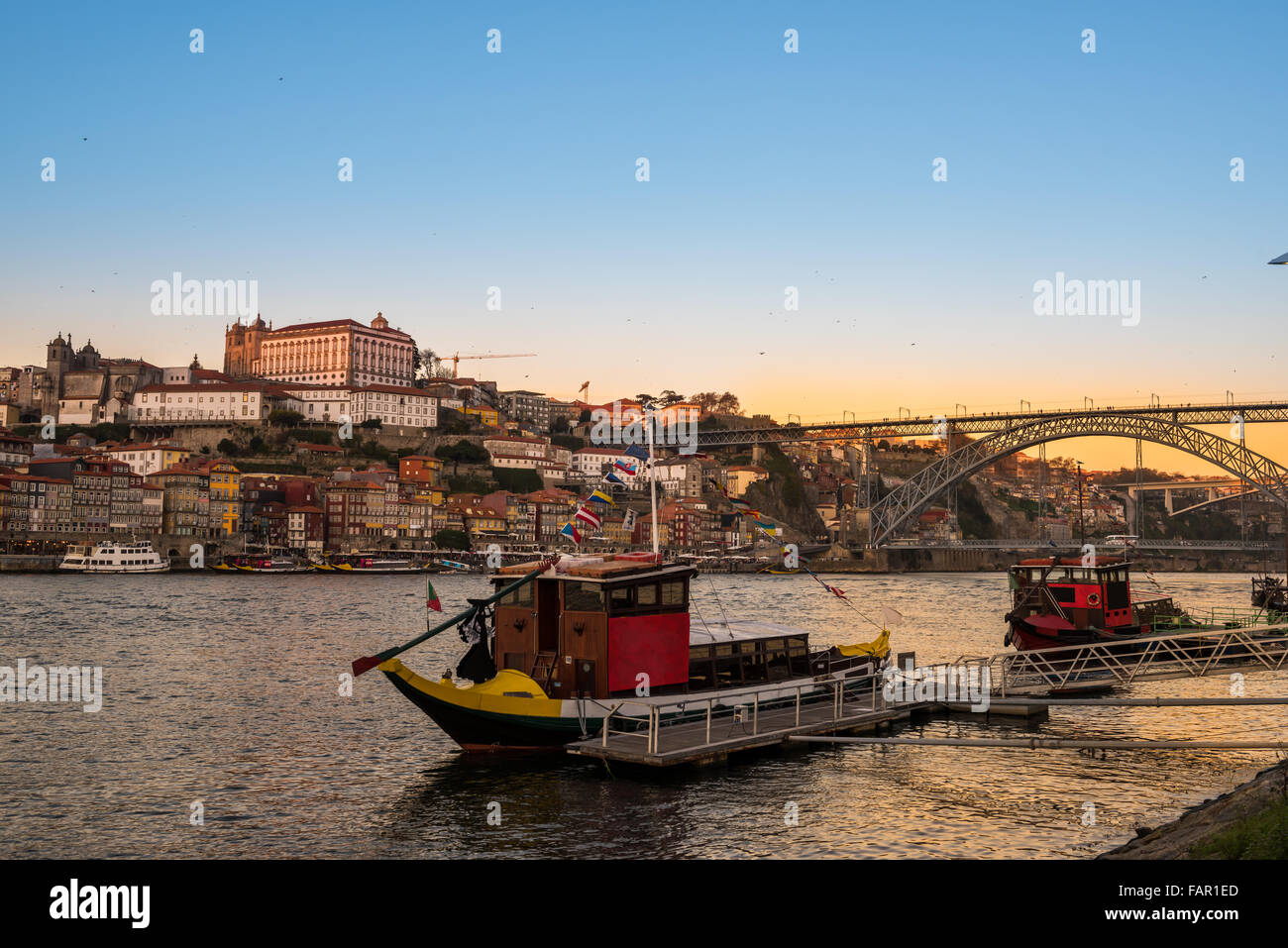 Die Häuser der Ribeira, der Dom Luiz ich zu überbrücken und die Kathedrale von Porto vom Fluss Douro Stockfoto