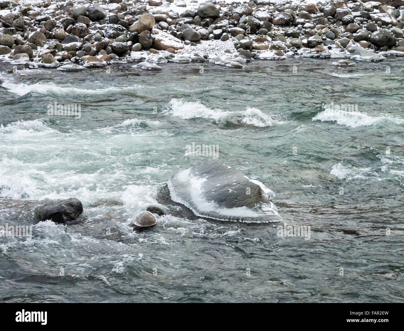 Vereisten Felsen in Sandy River mit Eis Pilzköpfe Stockfoto